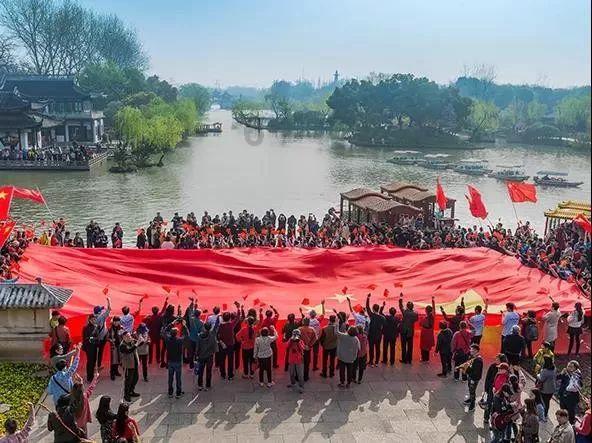 男大学生虎扑上晒女友照片,请求网友“打分”,网友:玩得太花了